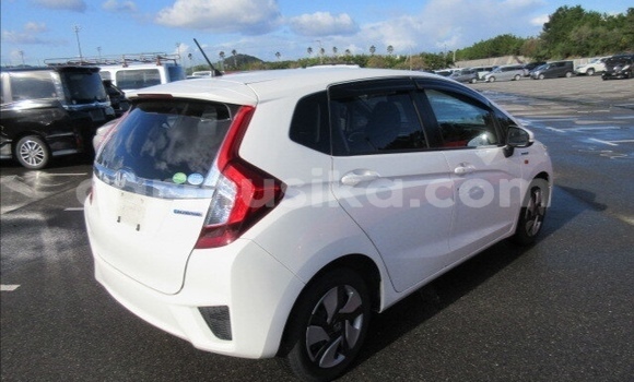 Acheter Occasion Voiture Honda Fit Blanc à Beitbridge, Matabeleland South Acheter Occasion Voiture Honda Fit Blanc à Beitbridge, Matabeleland South