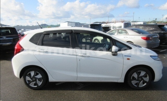 Acheter Occasion Voiture Honda Fit Blanc à Beitbridge, Matabeleland South Acheter Occasion Voiture Honda Fit Blanc à Beitbridge, Matabeleland South