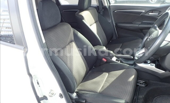 Acheter Occasion Voiture Honda Fit Blanc à Beitbridge, Matabeleland South Acheter Occasion Voiture Honda Fit Blanc à Beitbridge, Matabeleland South