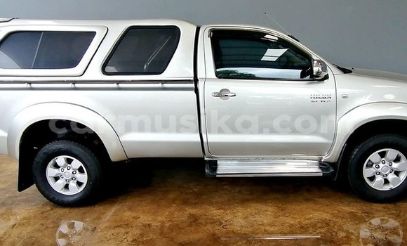 Nunua Ilio tumika Toyota Hilux Fedha Gari ndani ya Beitbridge nchini Matabeleland Kusini Nunua Ilio tumika Toyota Hilux Fedha Gari ndani ya Beitbridge nchini Matabeleland Kusini