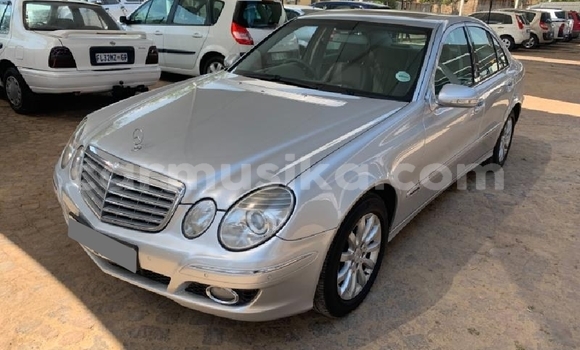 Acheter Occasion Voiture Mercedes-Benz E-Classe Gris à Beitbridge, Matabeleland South Acheter Occasion Voiture Mercedes-Benz E-Classe Gris à Beitbridge, Matabeleland South