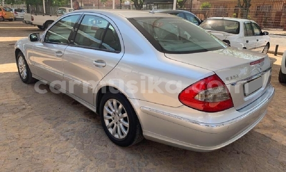 Acheter Occasion Voiture Mercedes-Benz E-Classe Gris à Beitbridge, Matabeleland South Acheter Occasion Voiture Mercedes-Benz E-Classe Gris à Beitbridge, Matabeleland South