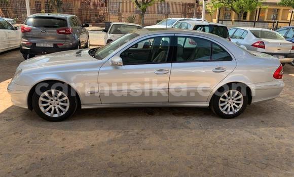Acheter Occasion Voiture Mercedes-Benz E-Classe Gris à Beitbridge, Matabeleland South Acheter Occasion Voiture Mercedes-Benz E-Classe Gris à Beitbridge, Matabeleland South