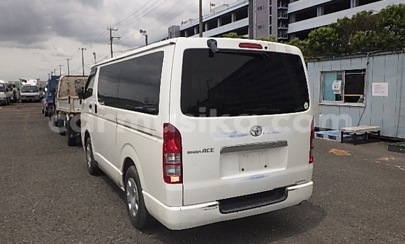 Nunua Ilio tumika Toyota Hiace Nyeupe Gari ndani ya Beitbridge nchini Matabeleland Kusini Nunua Ilio tumika Toyota Hiace Nyeupe Gari ndani ya Beitbridge nchini Matabeleland Kusini