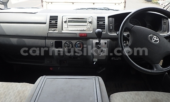 Nunua Ilio tumika Toyota Hiace Nyeupe Gari ndani ya Beitbridge nchini Matabeleland Kusini Nunua Ilio tumika Toyota Hiace Nyeupe Gari ndani ya Beitbridge nchini Matabeleland Kusini