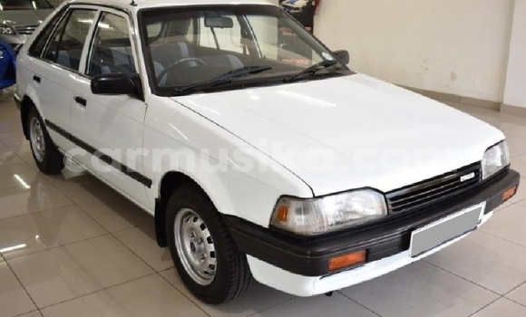 Acheter Occasion Voiture Mazda 323 Blanc à Beitbridge, Matabeleland South Acheter Occasion Voiture Mazda 323 Blanc à Beitbridge, Matabeleland South