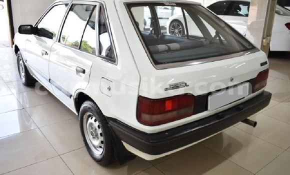 Acheter Occasion Voiture Mazda 323 Blanc à Beitbridge, Matabeleland South Acheter Occasion Voiture Mazda 323 Blanc à Beitbridge, Matabeleland South