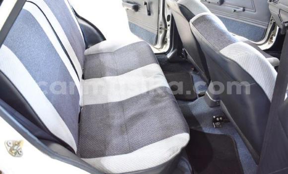 Acheter Occasion Voiture Mazda 323 Blanc à Beitbridge, Matabeleland South Acheter Occasion Voiture Mazda 323 Blanc à Beitbridge, Matabeleland South