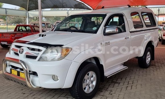 Tenga Tsaru Toyota Hilux Chena Mota in Beitbridge in Matabeleland South
