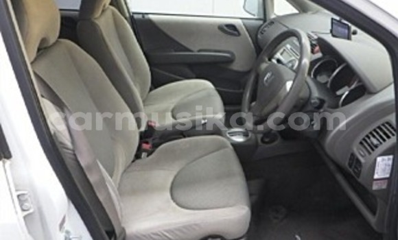 Acheter Occasion Voiture Honda Fit Blanc à Beitbridge, Matabeleland South Acheter Occasion Voiture Honda Fit Blanc à Beitbridge, Matabeleland South