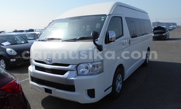 Buy Used Toyota Hiace White Car in Beitbridge in Matabeleland South Buy Used Toyota Hiace White Car in Beitbridge in Matabeleland South