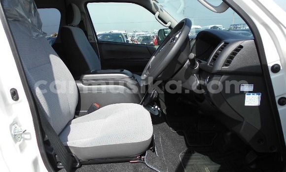 Buy Used Toyota Hiace White Car in Beitbridge in Matabeleland South Buy Used Toyota Hiace White Car in Beitbridge in Matabeleland South