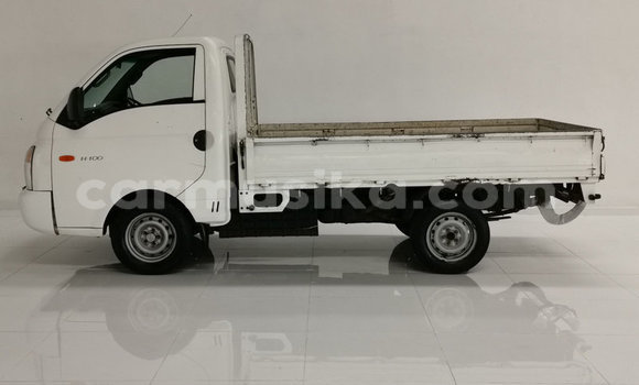 Acheter Occasion Voiture Hyundai H200 Blanc à Beitbridge, Matabeleland South Acheter Occasion Voiture Hyundai H200 Blanc à Beitbridge, Matabeleland South