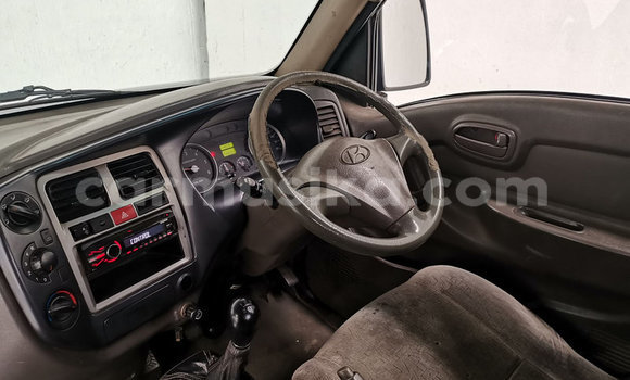 Acheter Occasion Voiture Hyundai H200 Blanc à Beitbridge, Matabeleland South Acheter Occasion Voiture Hyundai H200 Blanc à Beitbridge, Matabeleland South