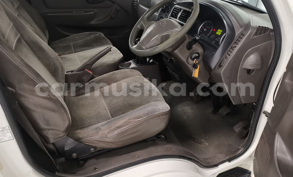 Acheter Occasion Voiture Hyundai H200 Blanc à Beitbridge, Matabeleland South Acheter Occasion Voiture Hyundai H200 Blanc à Beitbridge, Matabeleland South