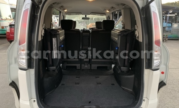 Buy Used Nissan Serena White Car in Beitbridge in Matabeleland South Buy Used Nissan Serena White Car in Beitbridge in Matabeleland South