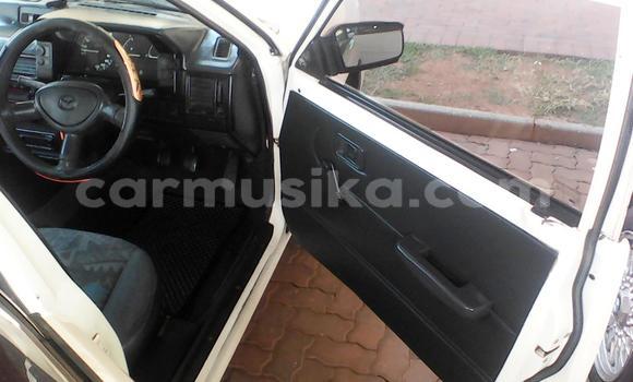 Acheter Occasion Voiture Mazda 323 Blanc à Beitbridge, Matabeleland South Acheter Occasion Voiture Mazda 323 Blanc à Beitbridge, Matabeleland South