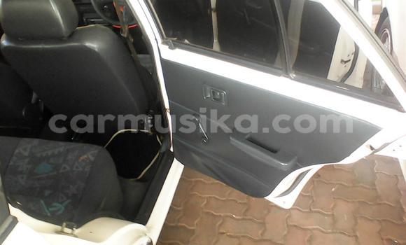 Acheter Occasion Voiture Mazda 323 Blanc à Beitbridge, Matabeleland South Acheter Occasion Voiture Mazda 323 Blanc à Beitbridge, Matabeleland South