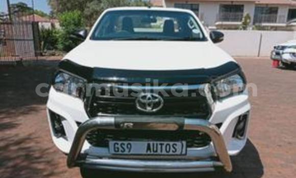 Buy Used Toyota Hilux White Car in Beitbridge in Matabeleland South Buy Used Toyota Hilux White Car in Beitbridge in Matabeleland South