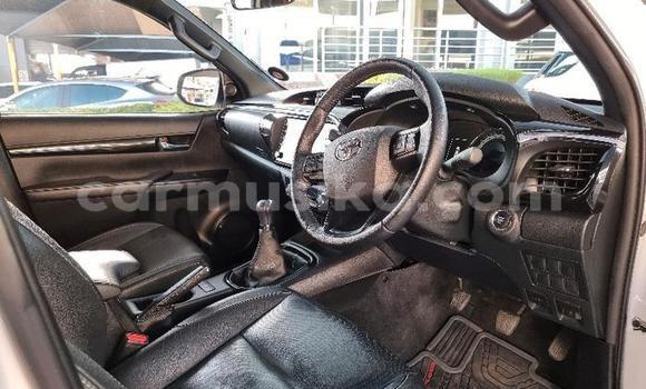 Buy Used Toyota Hilux White Car in Beitbridge in Matabeleland South Buy Used Toyota Hilux White Car in Beitbridge in Matabeleland South