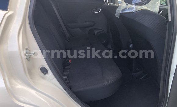 Acheter Occasion Voiture Honda Fit Blanc à Beitbridge, Matabeleland South Acheter Occasion Voiture Honda Fit Blanc à Beitbridge, Matabeleland South