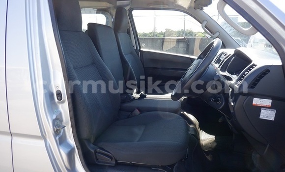 Nunua Ilio tumika Toyota Hiace Fedha Gari ndani ya Beitbridge nchini Matabeleland Kusini Nunua Ilio tumika Toyota Hiace Fedha Gari ndani ya Beitbridge nchini Matabeleland Kusini