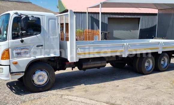 Nunua Ilio tumika Hino Ranger Nyeupe Lori ndani ya Beitbridge nchini Matabeleland Kusini Nunua Ilio tumika Hino Ranger Nyeupe Lori ndani ya Beitbridge nchini Matabeleland Kusini