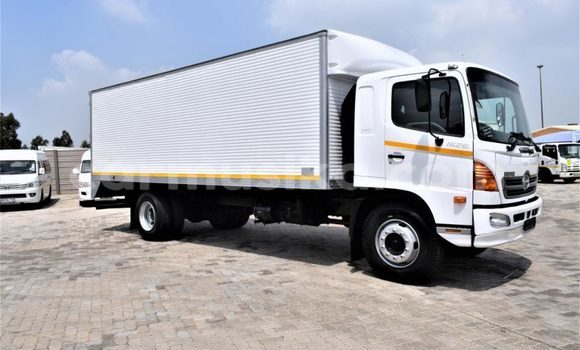 Acheter Occasion Utilitaire Hino 300 Series Blanc à Beitbridge, Matabeleland South