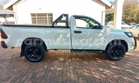 Tenga Tsaru Toyota Hilux Chena Mota in Beitbridge in Matabeleland South Tenga Tsaru Toyota Hilux Chena Mota in Beitbridge in Matabeleland South