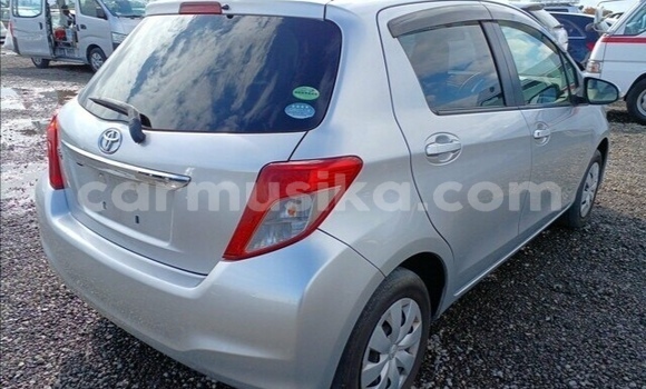 Acheter Occasion Voiture Toyota Vitz Gris à Beitbridge, Matabeleland South Acheter Occasion Voiture Toyota Vitz Gris à Beitbridge, Matabeleland South