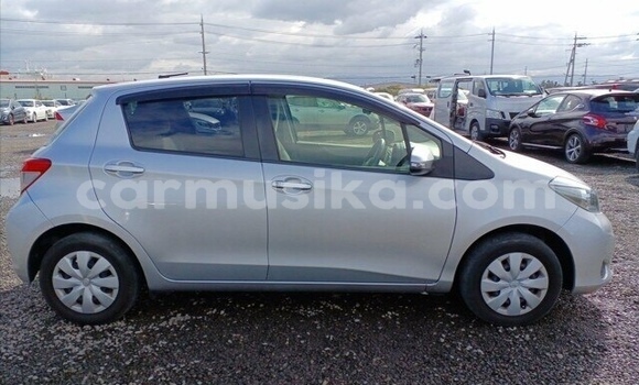 Acheter Occasion Voiture Toyota Vitz Gris à Beitbridge, Matabeleland South Acheter Occasion Voiture Toyota Vitz Gris à Beitbridge, Matabeleland South