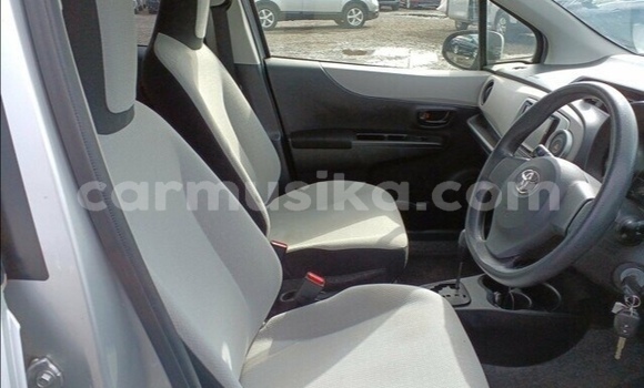 Acheter Occasion Voiture Toyota Vitz Gris à Beitbridge, Matabeleland South Acheter Occasion Voiture Toyota Vitz Gris à Beitbridge, Matabeleland South