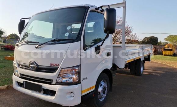 Nunua Ilio tumika Hummer H3 Nyeupe Gari ndani ya Beitbridge nchini Matabeleland Kusini