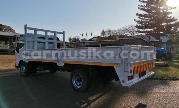 Acheter Occasion Voiture Hummer H3 Blanc à Beitbridge, Matabeleland South Acheter Occasion Voiture Hummer H3 Blanc à Beitbridge, Matabeleland South