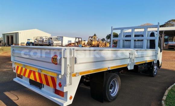 Acheter Occasion Voiture Hummer H3 Blanc à Beitbridge, Matabeleland South Acheter Occasion Voiture Hummer H3 Blanc à Beitbridge, Matabeleland South