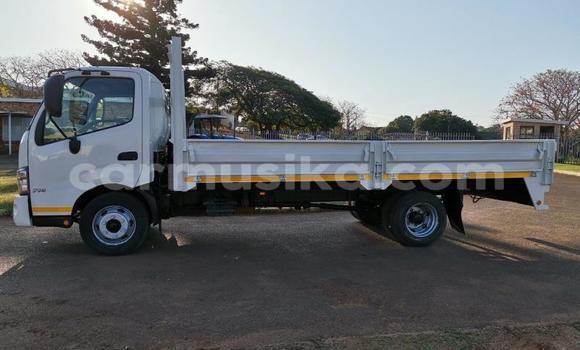 Acheter Occasion Voiture Hummer H3 Blanc à Beitbridge, Matabeleland South Acheter Occasion Voiture Hummer H3 Blanc à Beitbridge, Matabeleland South