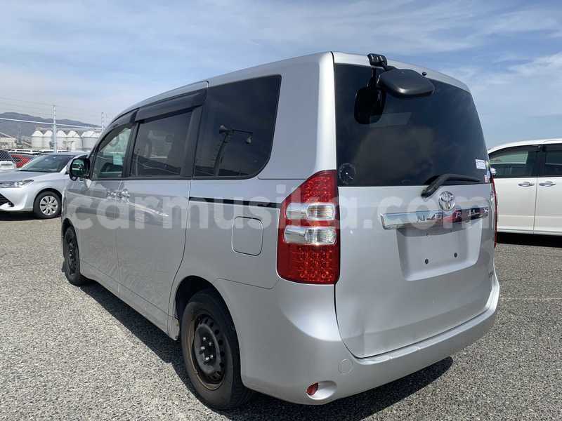 Big with watermark toyota noah matabeleland south beitbridge 32159