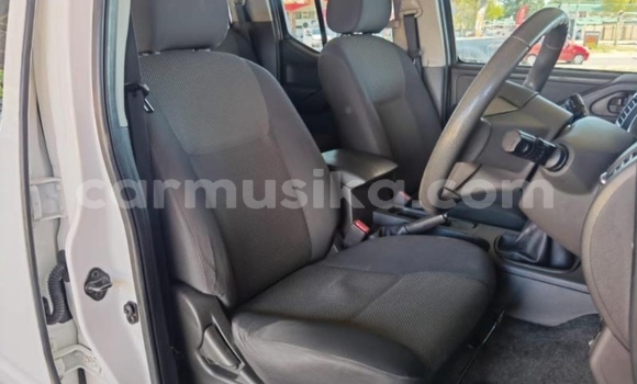 Acheter Occasion Voiture Nissan Navara Blanc à Beitbridge, Matabeleland South Acheter Occasion Voiture Nissan Navara Blanc à Beitbridge, Matabeleland South