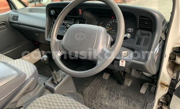 Buy Used Toyota Hiace White Car in Beitbridge in Matabeleland South Buy Used Toyota Hiace White Car in Beitbridge in Matabeleland South