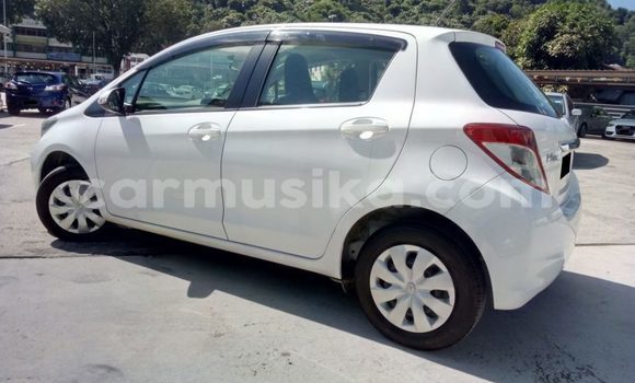 Acheter Occasion Voiture Toyota Vitz Blanc à Beitbridge, Matabeleland South Acheter Occasion Voiture Toyota Vitz Blanc à Beitbridge, Matabeleland South