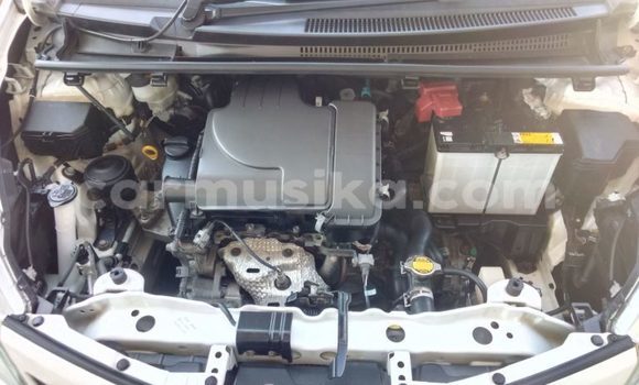 Acheter Occasion Voiture Toyota Vitz Blanc à Beitbridge, Matabeleland South Acheter Occasion Voiture Toyota Vitz Blanc à Beitbridge, Matabeleland South