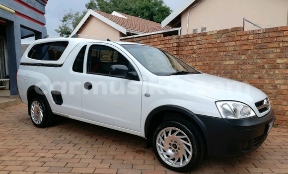 Tenga Tsaru Opel Corsa Chena Mota in Beitbridge in Matabeleland South