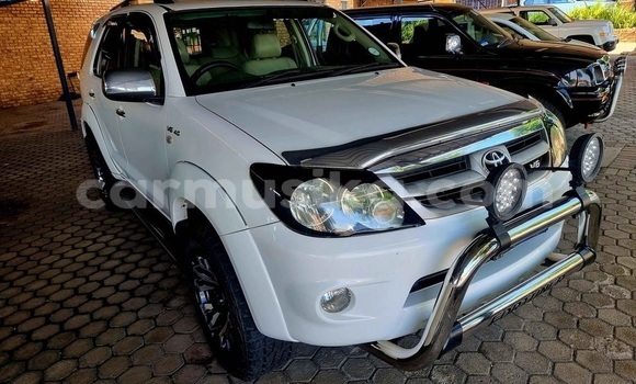 Nunua Ilio tumika Toyota Fortuner Nyeupe Gari ndani ya Beitbridge nchini Matabeleland Kusini