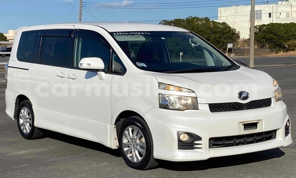 Buy Used Toyota Voxy White Car in Beitbridge in Matabeleland South