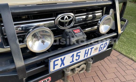 Tenga Tsaru Toyota Land Cruiser Beige Mota in Beitbridge in Matabeleland South Tenga Tsaru Toyota Land Cruiser Beige Mota in Beitbridge in Matabeleland South