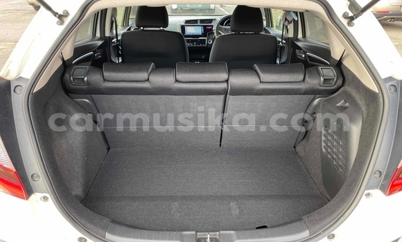 Acheter Occasion Voiture Honda Fit Blanc à Beitbridge, Matabeleland South Acheter Occasion Voiture Honda Fit Blanc à Beitbridge, Matabeleland South