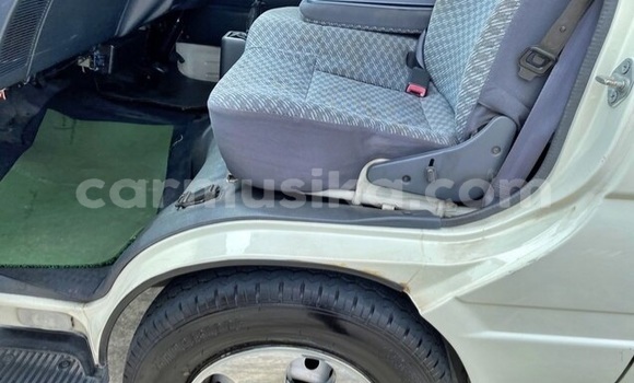 Nunua Ilio tumika Toyota Hiace Nyeupe Gari ndani ya Beitbridge nchini Matabeleland Kusini Nunua Ilio tumika Toyota Hiace Nyeupe Gari ndani ya Beitbridge nchini Matabeleland Kusini