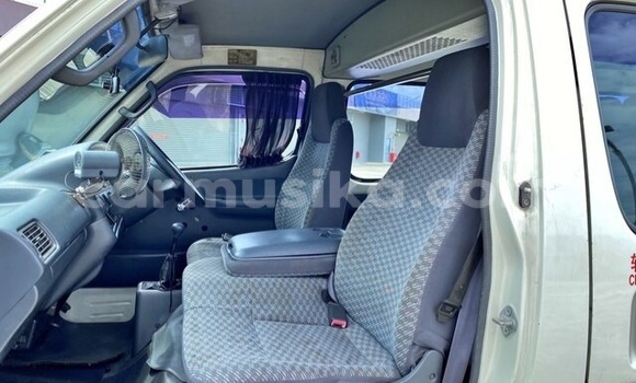 Nunua Ilio tumika Toyota Hiace Nyeupe Gari ndani ya Beitbridge nchini Matabeleland Kusini Nunua Ilio tumika Toyota Hiace Nyeupe Gari ndani ya Beitbridge nchini Matabeleland Kusini