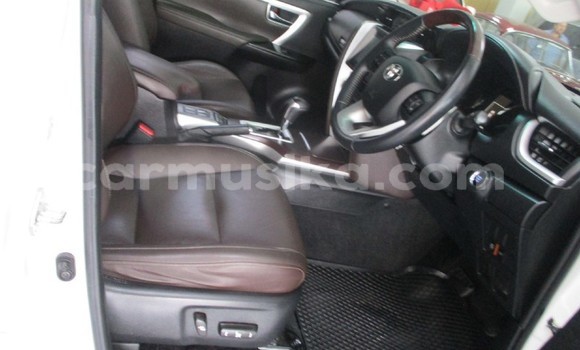 Acheter Occasion Voiture Toyota Fortuner Blanc à Beitbridge, Matabeleland South Acheter Occasion Voiture Toyota Fortuner Blanc à Beitbridge, Matabeleland South