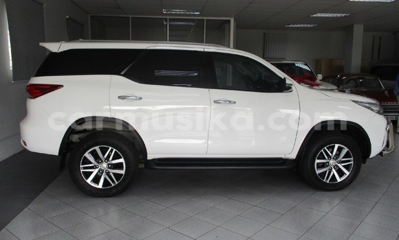 Acheter Occasion Voiture Toyota Fortuner Blanc à Beitbridge, Matabeleland South Acheter Occasion Voiture Toyota Fortuner Blanc à Beitbridge, Matabeleland South